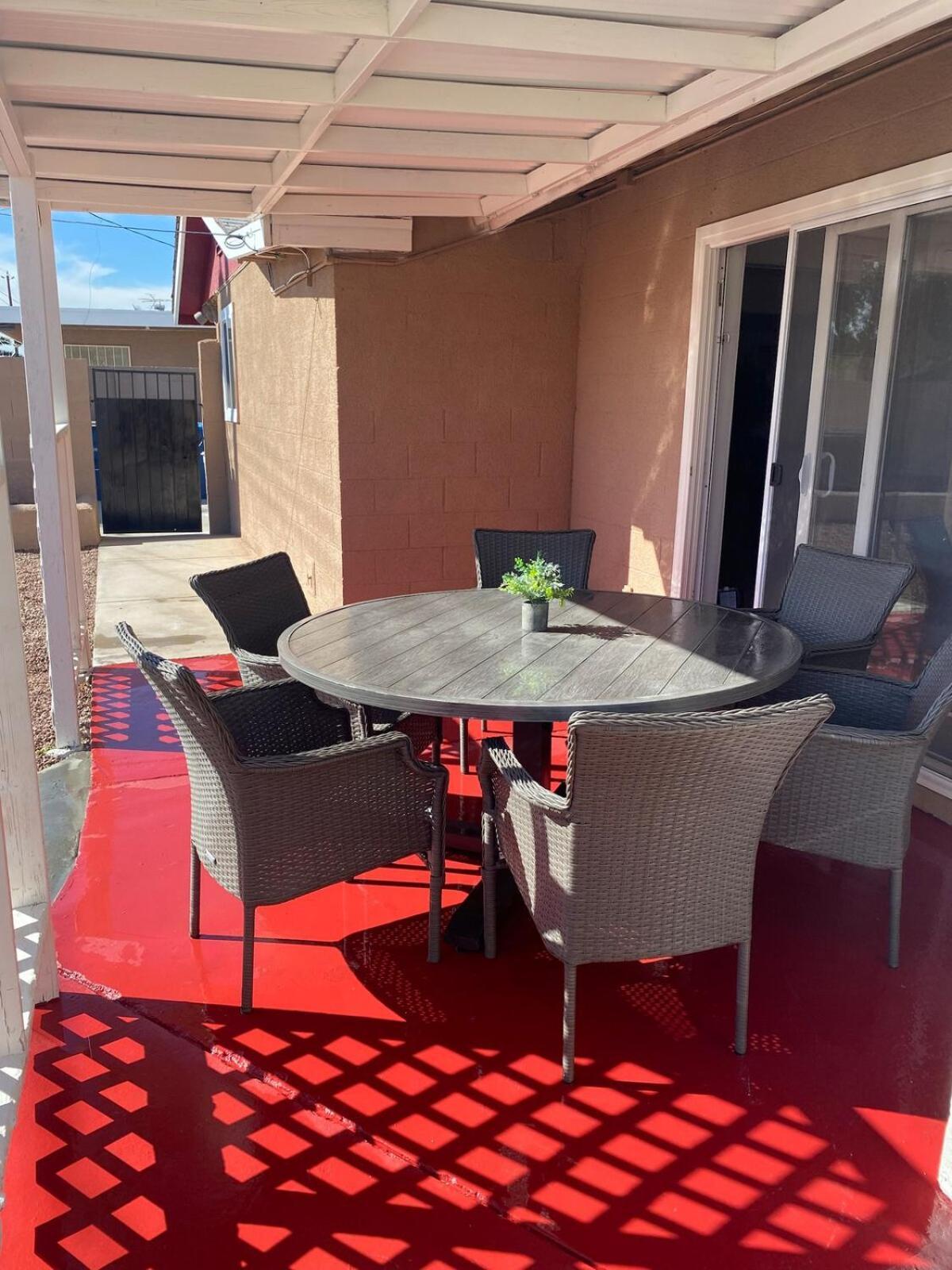 Vegas Oasis- Modern Getaway 5 Mins From Strip Holiday home