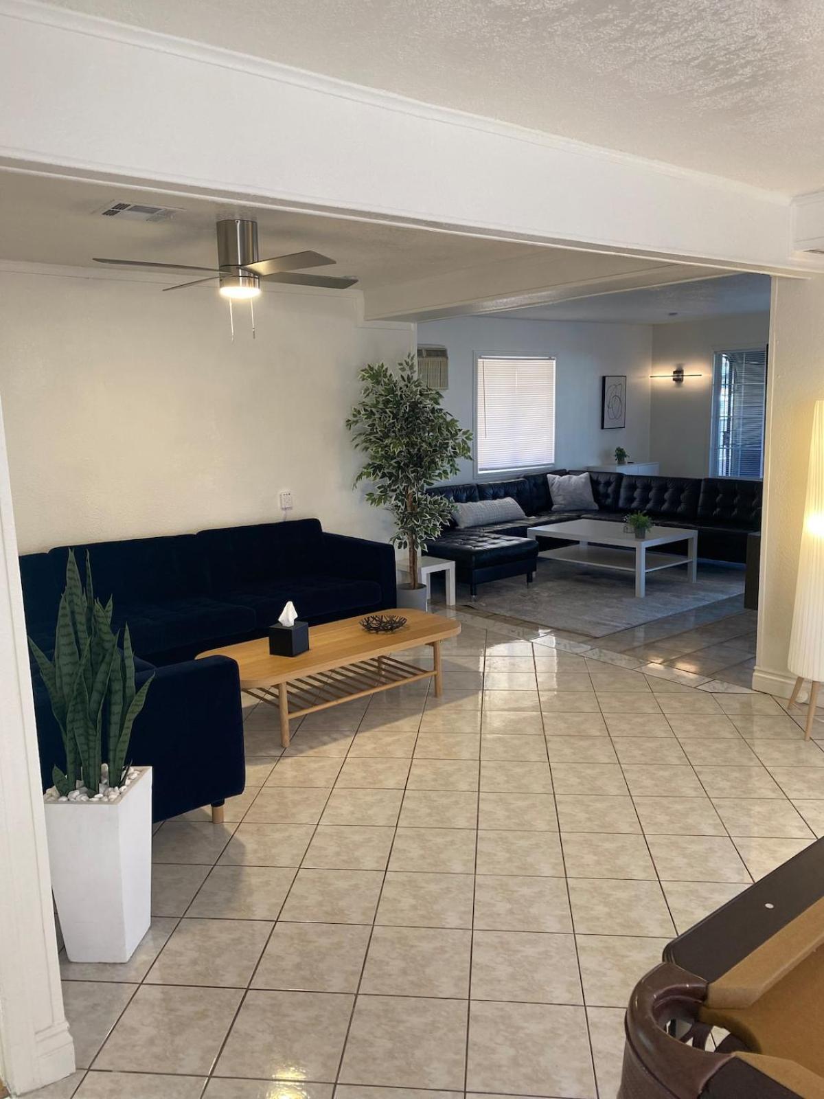 Vegas Oasis- Modern Getaway 5 Mins From Strip Holiday home *