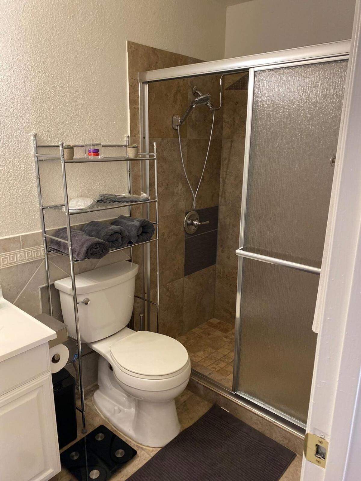 Vegas Oasis- Modern Getaway 5 Mins From Strip Holiday home